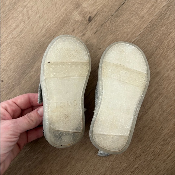 Size 5 TOMS toddler penguin shoes - Picture 4 of 4